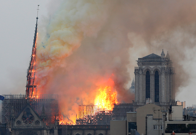 Illustration for article titled Por qué no se utilizaron aviones cisterna para apagar el fuego de la catedral de Notre Dame